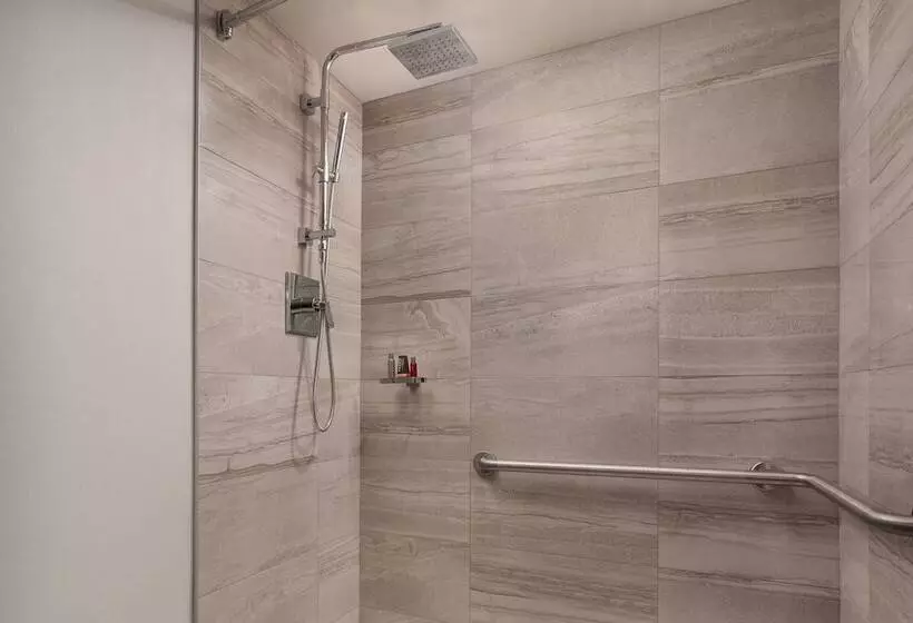 سوییت جونیور, Vancouver Airport Marriott