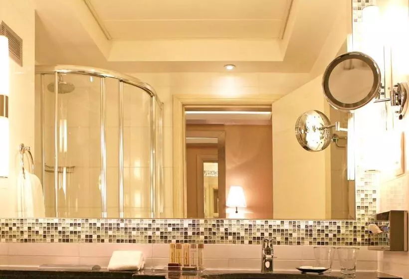 景色の見えるスイートルーム, Crowne Plaza Limassol, An Ihg