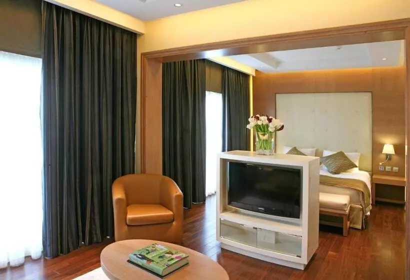 景色の見えるスイートルーム, Crowne Plaza Limassol, An Ihg