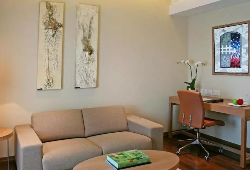 景色の見えるスイートルーム, Crowne Plaza Limassol, An Ihg