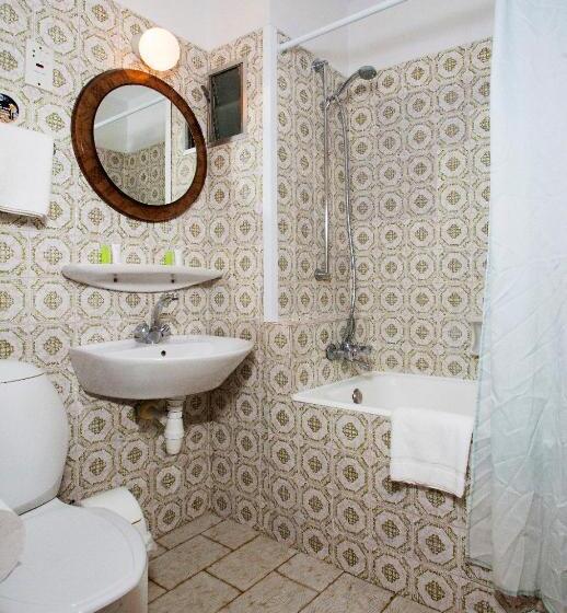 חדר סטנדרט לשלושה, Pefkos City