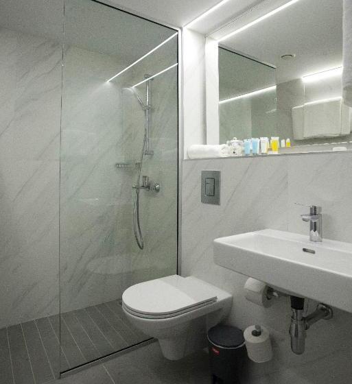 חדר סופריור לשלושה, Pefkos City