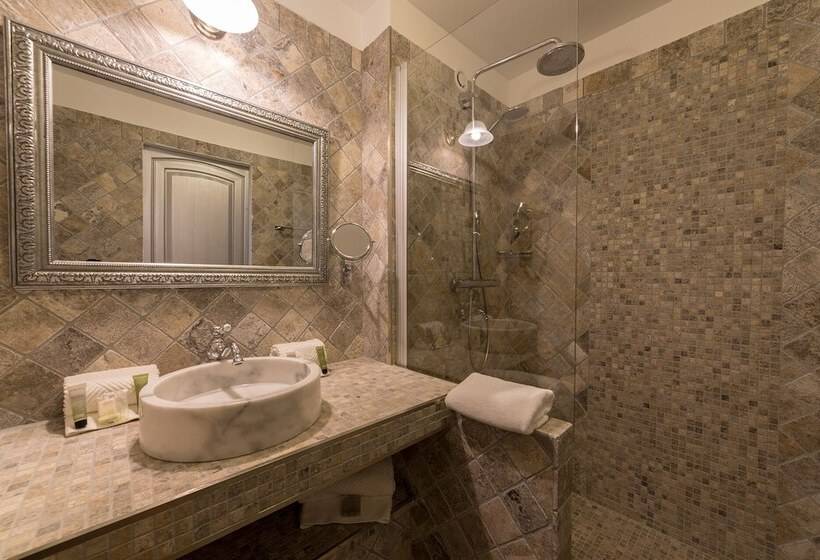 اتاق راحتی, Le Roi Theodore & Spa