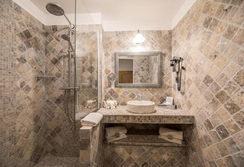 اتاق راحتی, Le Roi Theodore & Spa