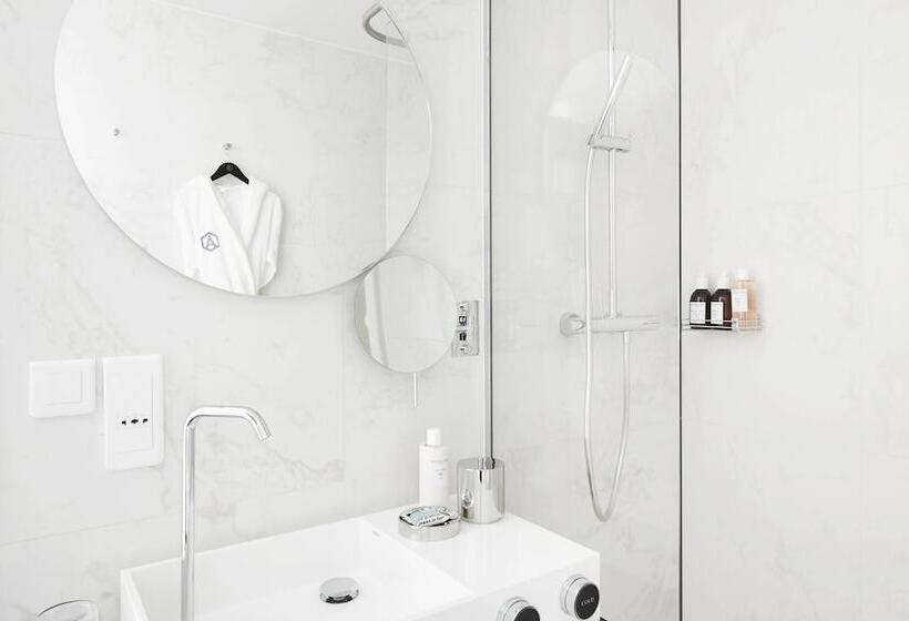 Classic room with balcony, Perpetual Elysée Montaigne