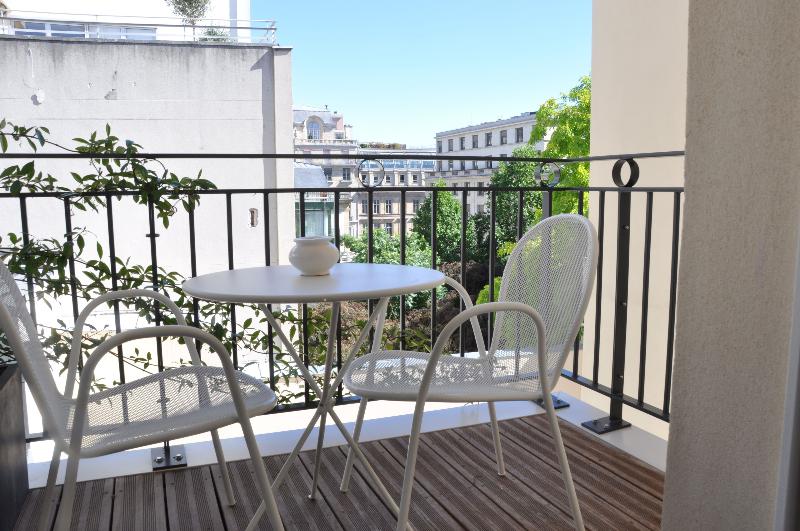 اتاق لوکس با بالکن, Perpetual Elysée Montaigne