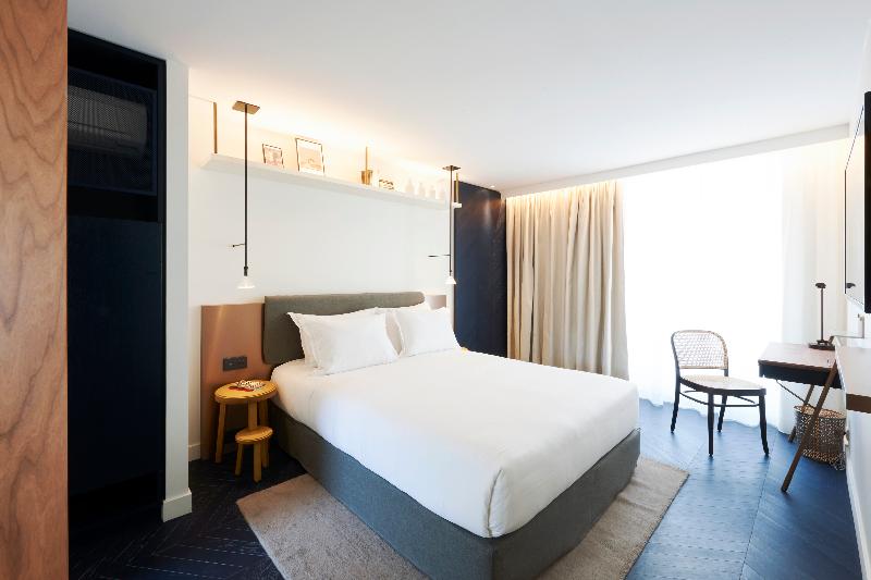 اتاق لوکس, Perpetual Elysée Montaigne