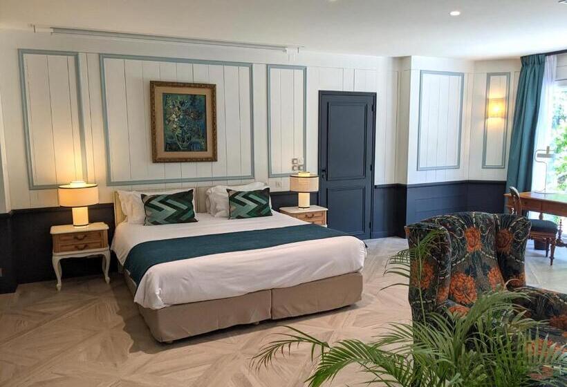 غرفة عائلية مطلّة علي الحديقة, Le Saint Christophe