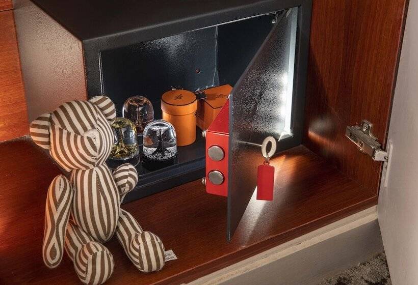 Camera Tripla Standard, Longchamp Elysees