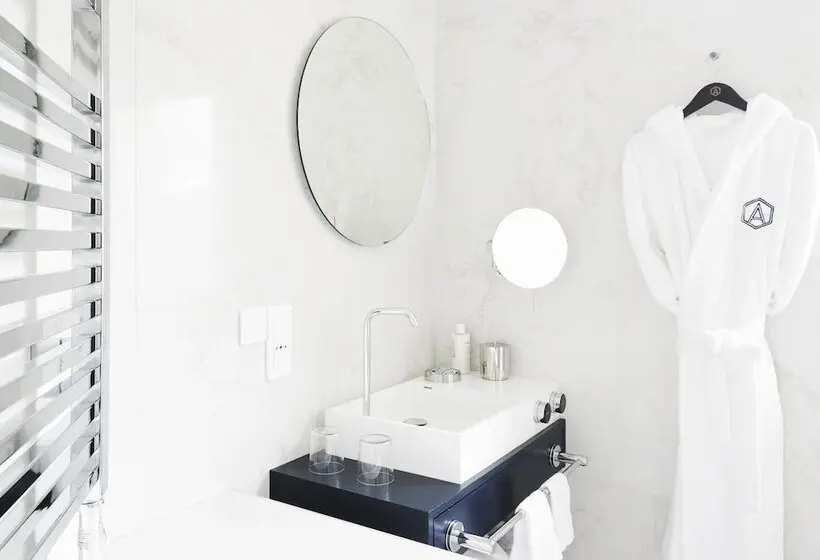 Camera Deluxe, Perpetual Elysée Montaigne