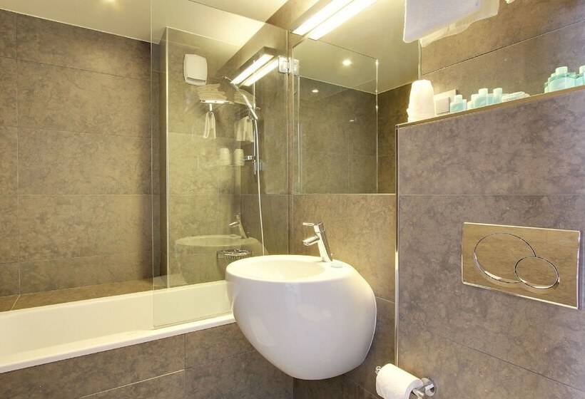 Superior Quadruple Room, Alhambra