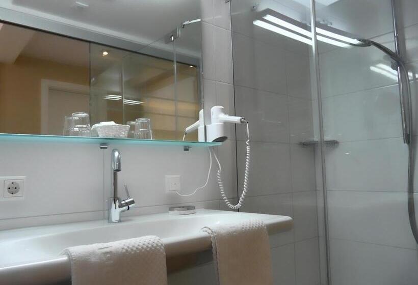 Номер Стандарт Вид на Озеро, Engel