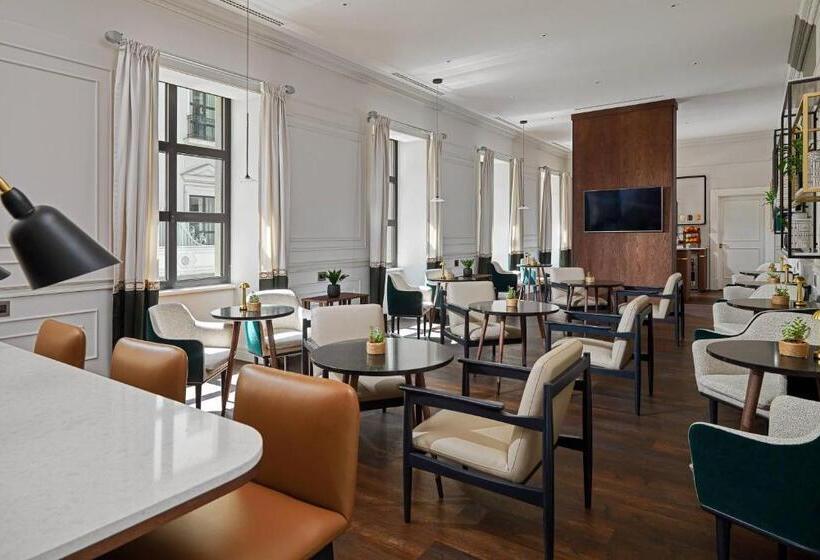 اتاق اجرایی با تخت بزرگ, Tbilisi Marriott