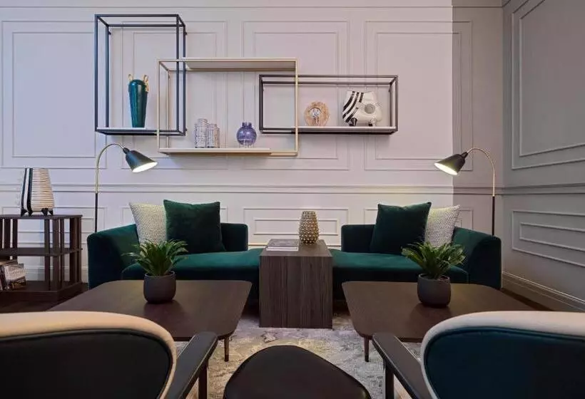 اتاق اجرایی با تخت بزرگ, Tbilisi Marriott