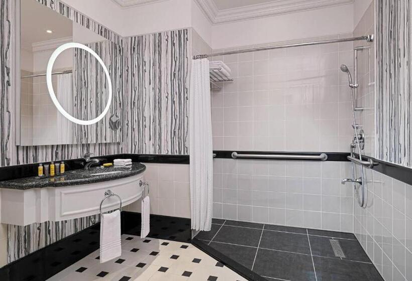 اتاق اجرایی با تخت بزرگ, Tbilisi Marriott