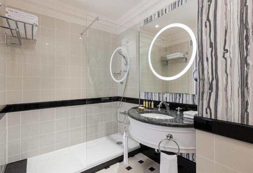 اتاق اجرایی با تخت بزرگ, Tbilisi Marriott