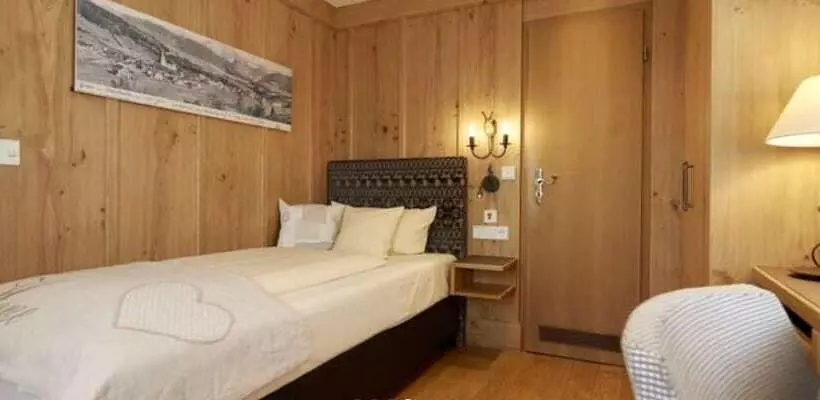 Economy Yhden Hengen Huone, Adler