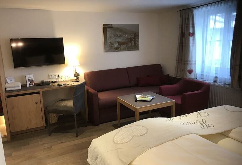 חדר סופריור, Adler