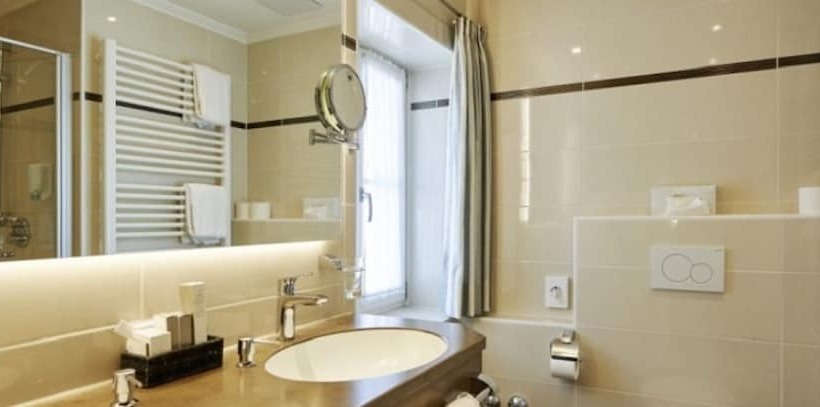 סוויטת ג'וניור, Adler