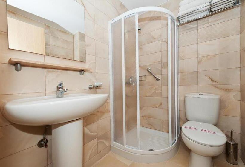 חדר סטנדרט לשלושה, Europa