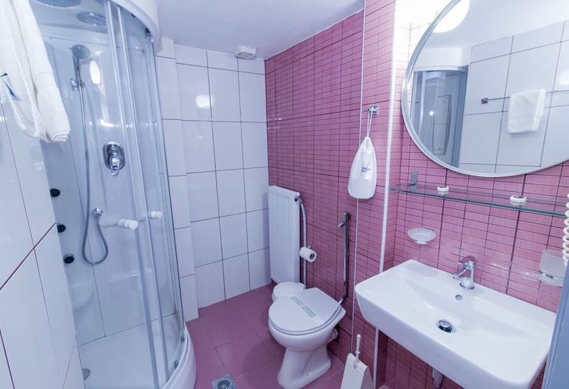 חדר סטנדרט לשלושה, Krikonis