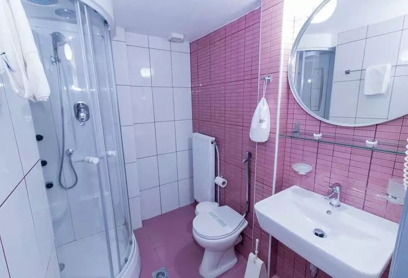 Habitació Triple Estàndard, Krikonis