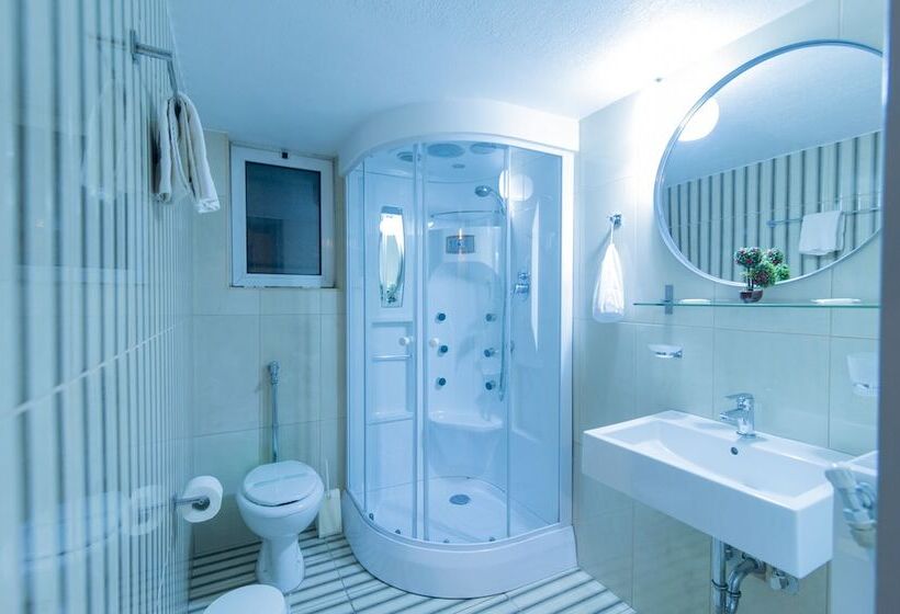 חדר סטנדרט לשלושה, Krikonis