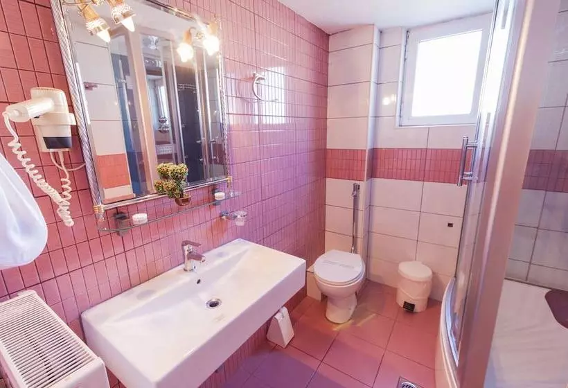 Habitació Triple Estàndard, Krikonis