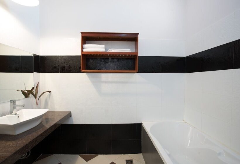 Номер Deluxe Вид на Бассейн, Champeysor Angkor Boutique