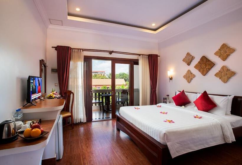 Номер Deluxe Вид на Бассейн, Champeysor Angkor Boutique