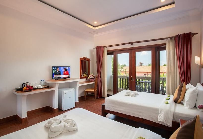 Номер Deluxe Вид на Бассейн, Champeysor Angkor Boutique