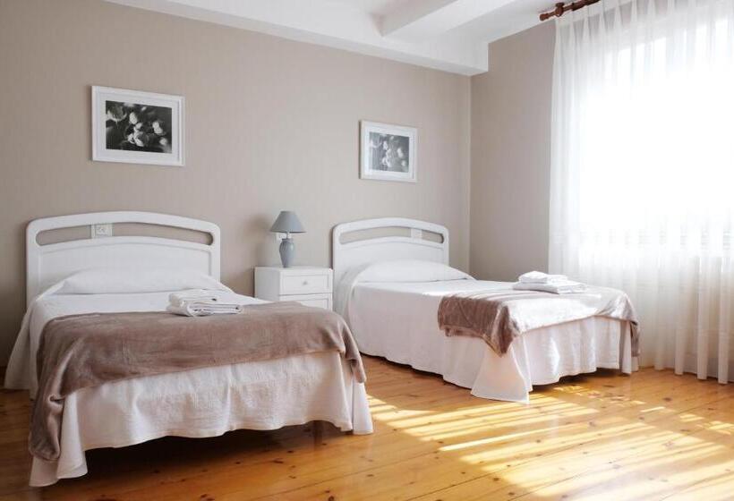 غرفة قياسية ثلاثية, La Terraza De Picos