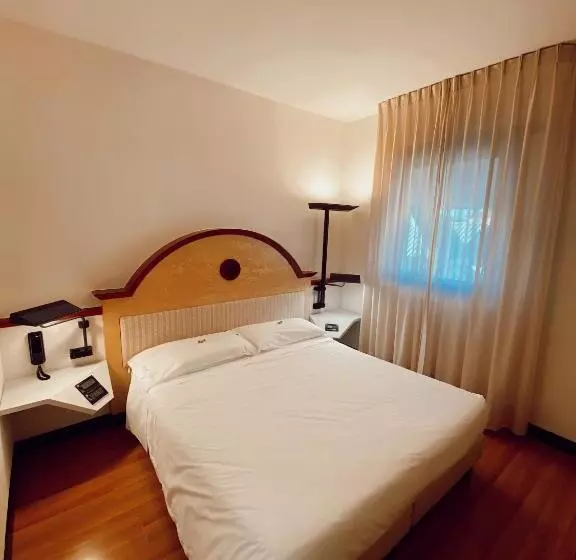 キングサイズベッドのスタンダードルーム, Best Western Hotel Solaf
