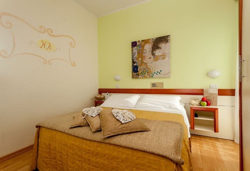 اتاق اساندارد با چشم‌انداز جانبی به دریا, Aristeo