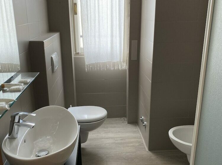 غرفة قياسية مطلّة علي البحيرة, Bazzoni