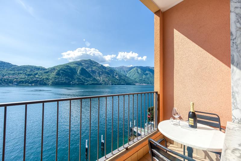 غرفة قياسية مطلّة علي البحيرة, Bazzoni