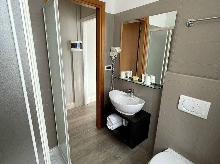 غرفة قياسية مطلّة علي البحيرة, Bazzoni