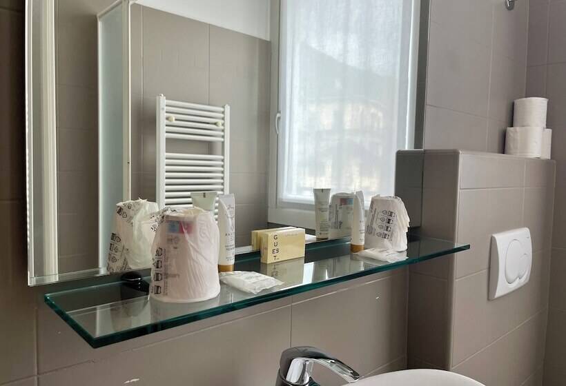 غرفة قياسية مطلّة علي البحيرة, Bazzoni