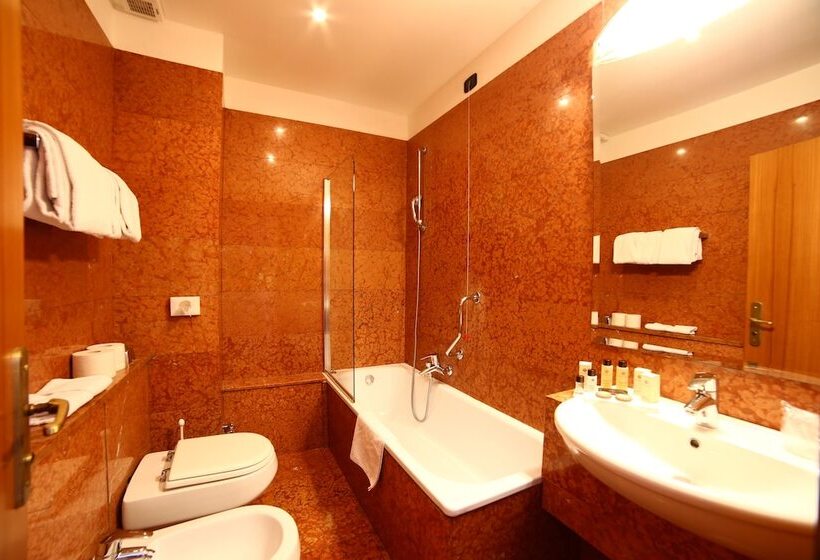 Superior room with lake view, Europa  Skypool & Panorama