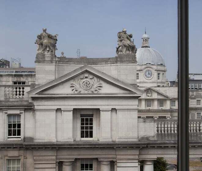 주니어 스위트, The Merrion