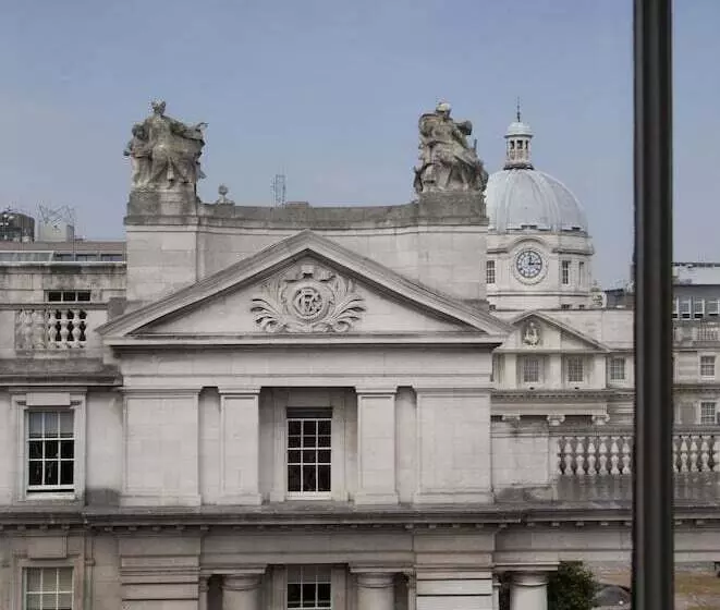 سوییت جونیور, The Merrion