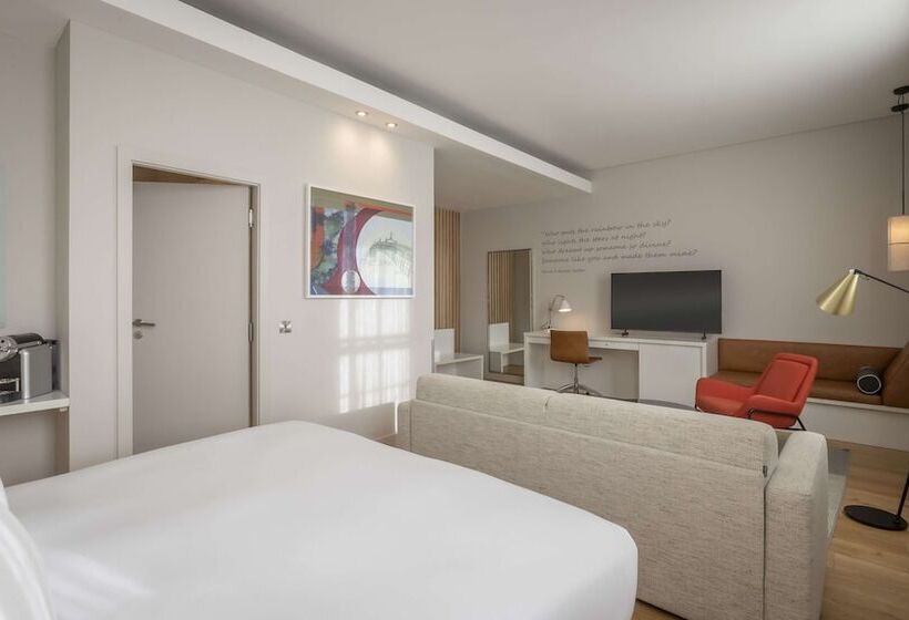 带大床的小型套房, The Morrison Dublin, Curio Collection By Hilton