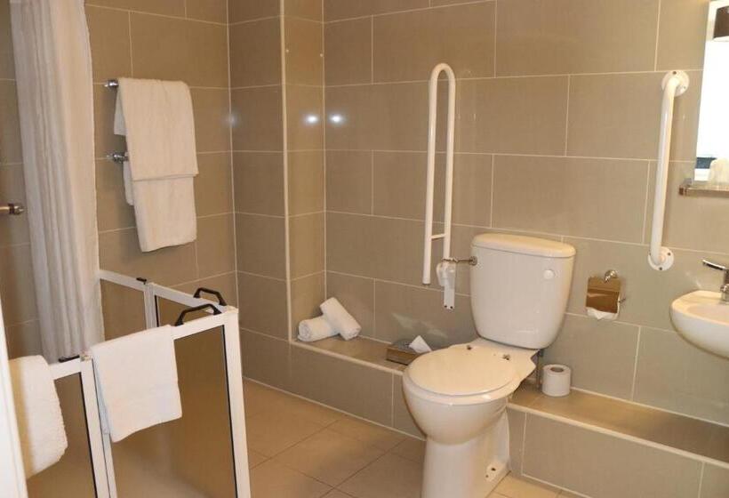 חדר סטנדרט מותאם לאדם עם מוגבלויות, Tulfarris Hotel And Golf Resort