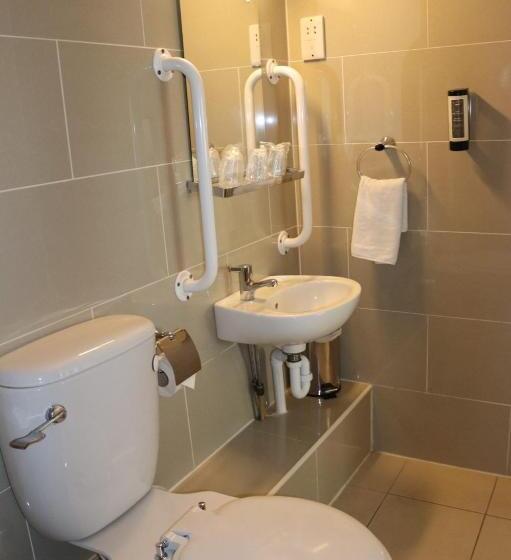 חדר סטנדרט מותאם לאדם עם מוגבלויות, Tulfarris Hotel And Golf Resort