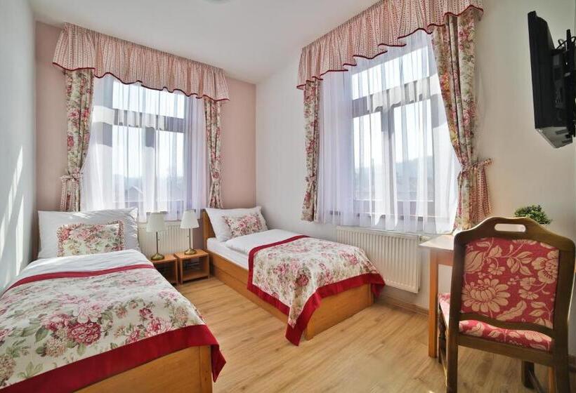 家庭间, Penzion Karlštejn