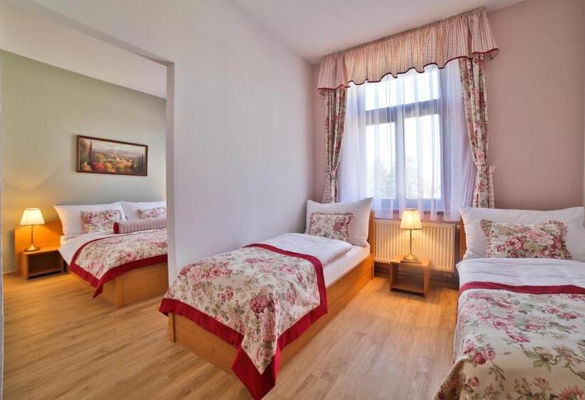 家庭间, Penzion Karlštejn