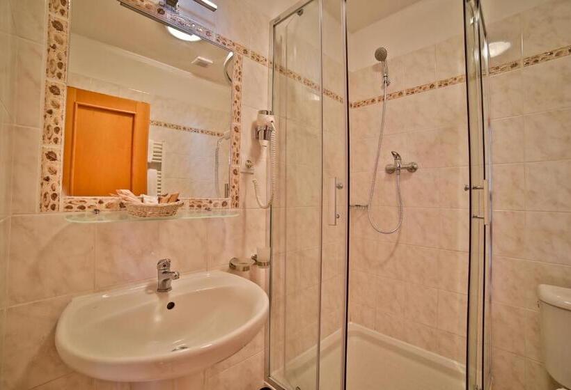 标准三人间, Penzion Karlštejn