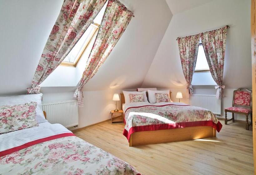 标准三人间, Penzion Karlštejn