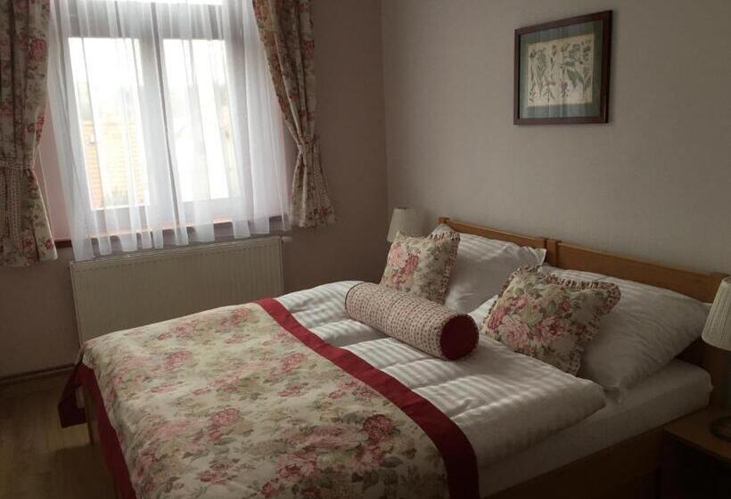 标准三人间, Penzion Karlštejn