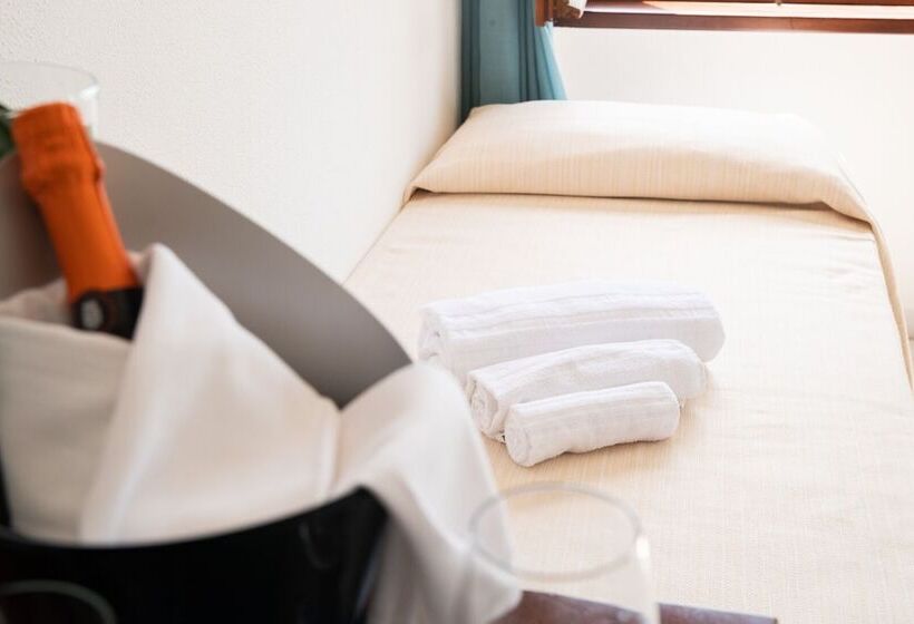 غرفة قياسية رباعية, De Plam